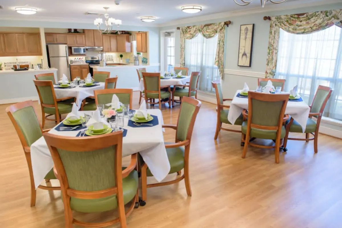 https://www.jaybirdseniorliving13.biz/wp-content/uploads/2024/07/Dining-Room-2.webp