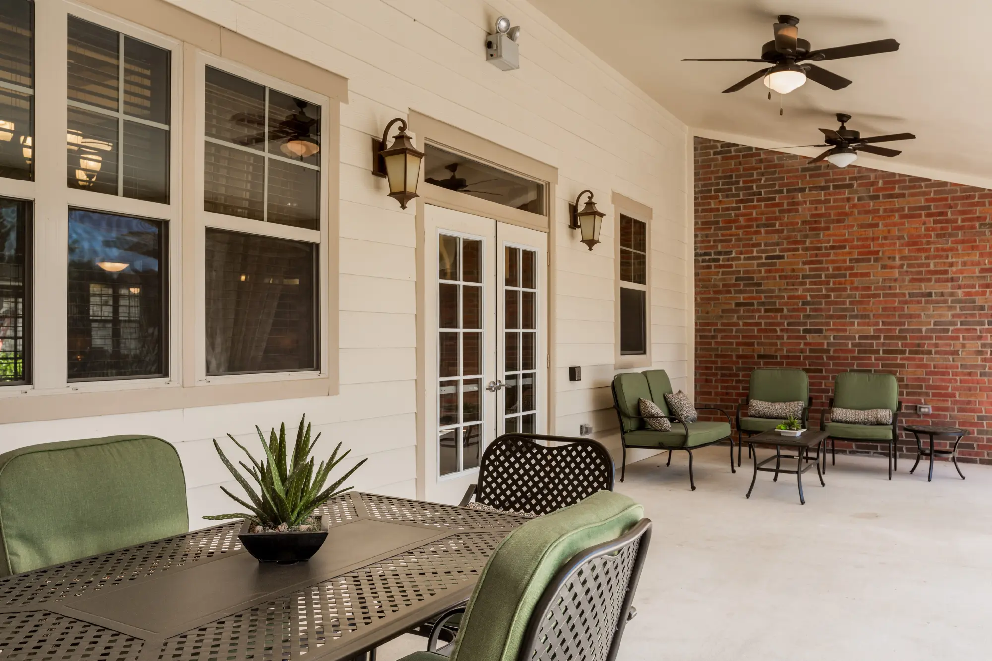 https://www.jaybirdseniorliving13.biz/wp-content/uploads/2024/09/Patio-2000.webp